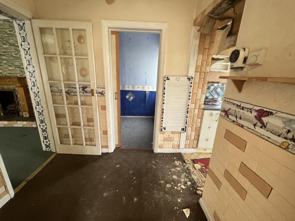 Lot: 116 - FLAT FOR REPAIR AND REFURBISHMENT - General view of entrance hall of property